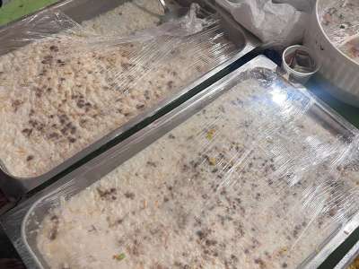...che ci invita ad assaggiare il paesh, un dolce tradizionale.�� un dessert legato ai momenti felici della vita e viene preparato soprattutto per festeggiare nascite e compleanni�, spiega la studentessa   